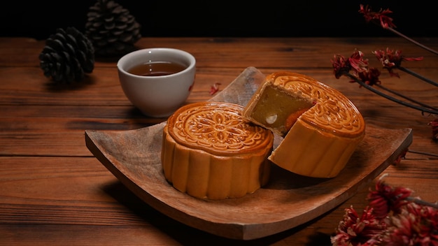 Traditionele mooncakes op houten plaat voor Chinese medio Herfstfestivalviering
