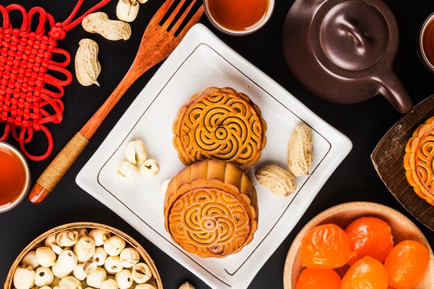 Traditionele mooncakes op lijst die met theekopje plaatst.