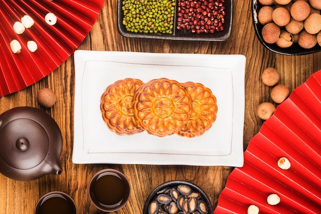 Traditionele mooncakes op tafel met theekopje