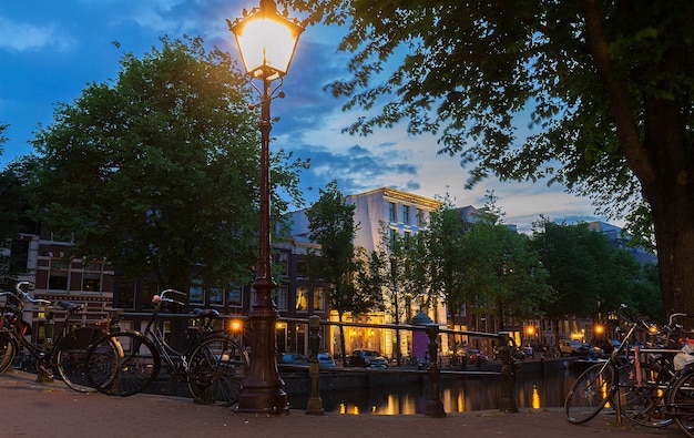 Traditionele Nederlandse oude huizen aan de grachten in Amsterdam 's nachts