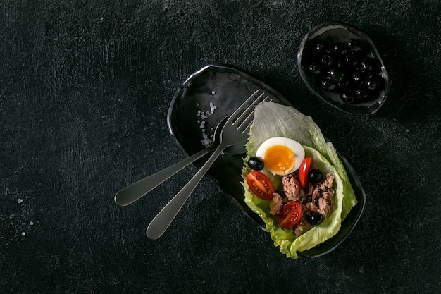 Traditionele nicoise salade met tonijn uit blik