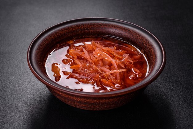 Traditionele Oekraïense borsjt met bieten, tomaten, knoflook, specerijen en kruiden, Oekraïens gerecht, traditioneel eten