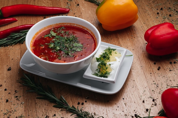 traditionele Oekraïense Russische borsjtkom rode bietensoep borsch met witte room white