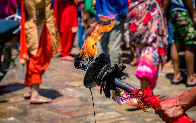 traditionele olielamp begraven tijdens traditioneel festival katmandu nepal