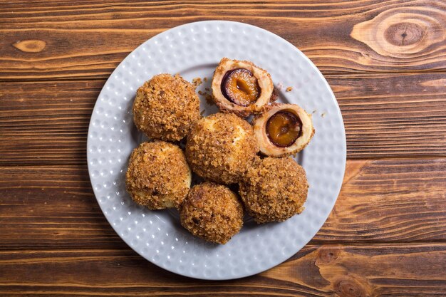 Traditionele Oostenrijkse pruimenknoedels Zoet huisgemaakt dessert