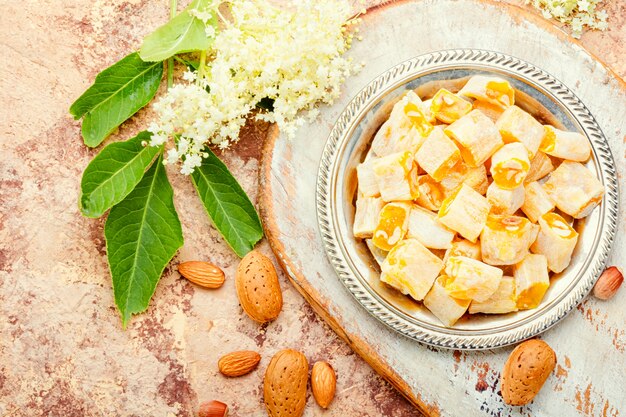 Traditionele oosterse zoetheid, Turks fruit lokum met vlierbessensmaak.