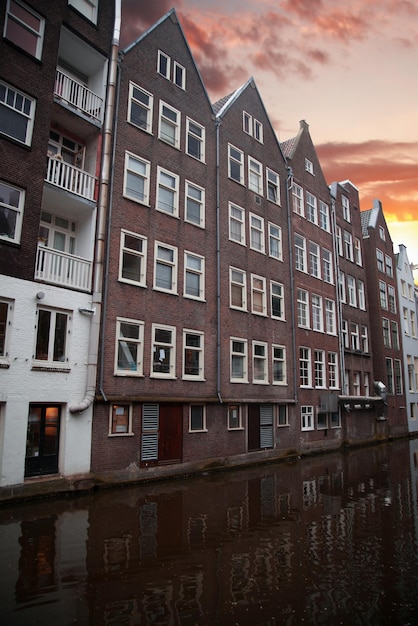 Traditionele oude gebouwen in amsterdam