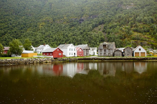 Traditionele oude houten huizen aan de fjord