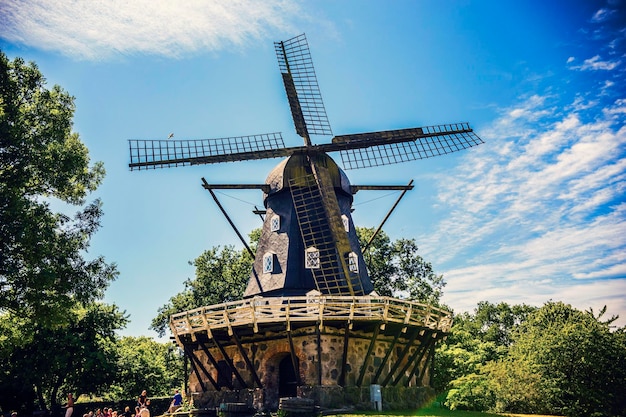 Traditionele oude windmolen in het park van de stad Malmö, Zweden