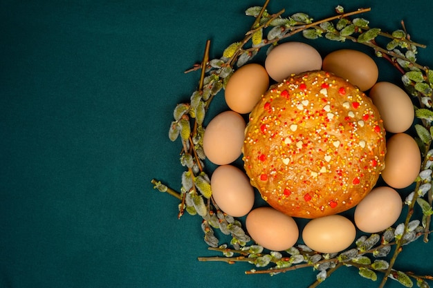 Traditionele paaseieren Paaseierenbrood en wilgentakkentextuur