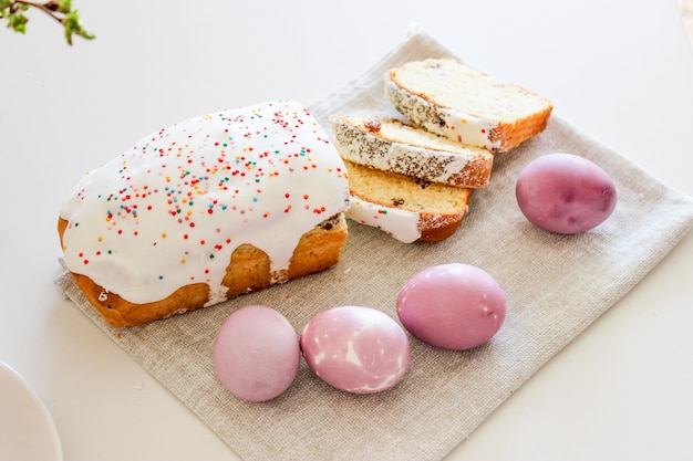 Traditionele paasgebak-cake en gekleurde eieren