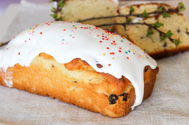 Traditionele paasgebak-cake en gekleurde eieren