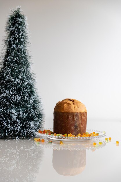 traditionele panettone met gekonfijte vruchten hele panettone met gekonfijte vruchten witte achtergrond