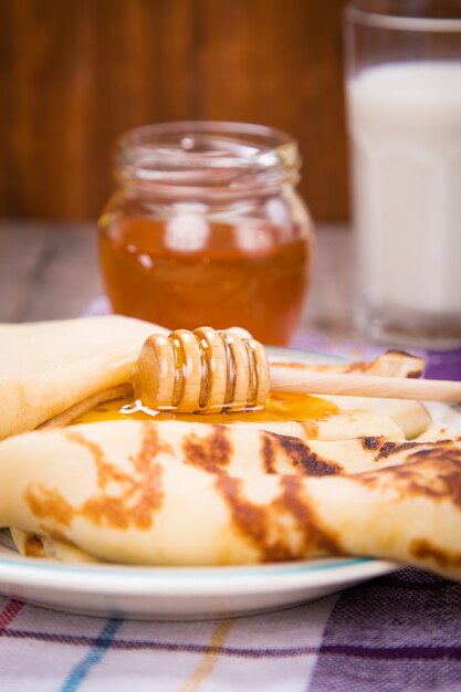 Traditionele pannenkoek op platen