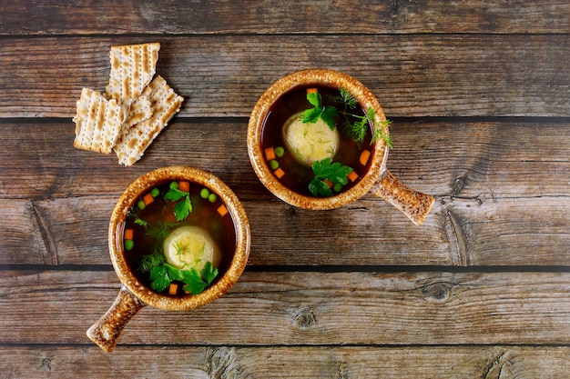 Traditionele pascha matzo ballensoep, matzoh en matzo balletjes