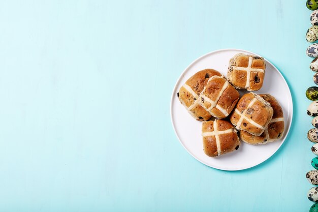 Traditionele Pasen behandelt kruisbroodjes