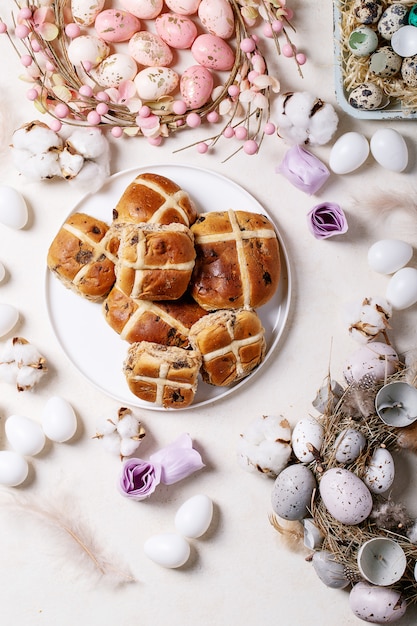 Traditionele Pasen kruisbroodjes