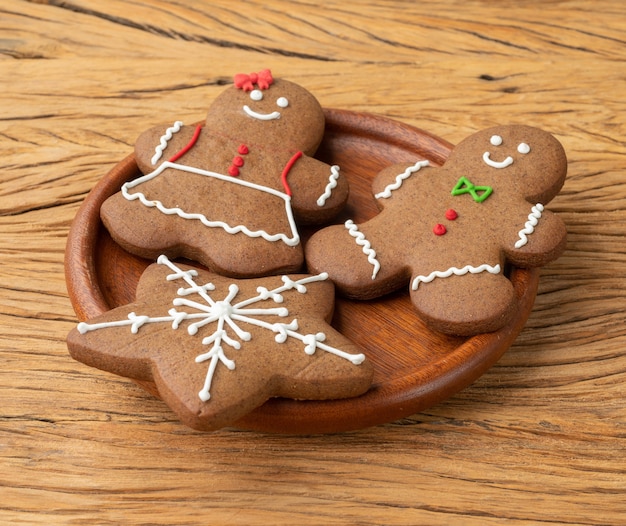 Traditionele peperkoek kerstkoekjes over een houten tafel.