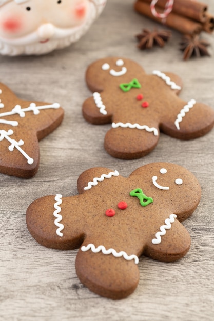 Traditionele peperkoek kerstkoekjes over een houten tafel.