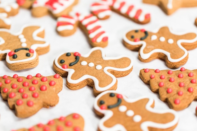 Foto traditionele peperkoekkoekjes versieren met royal icing voor kerstmis.