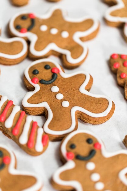 Traditionele peperkoekkoekjes versieren met royal icing voor Kerstmis.