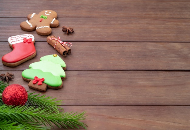 Traditionele peperkoekkoekjes voor kerst op een houten tafel met kopieerruimte