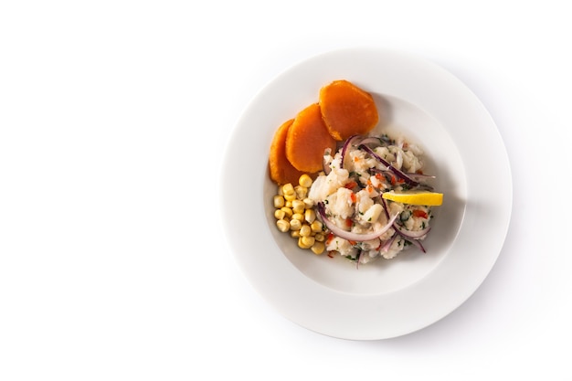 Traditionele Peruaanse ceviche met vis, zoete aardappel, maïs en groenten