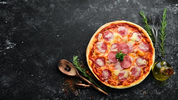 Traditionele pizza met salamiworst en mozzarella Bovenaanzicht vrije ruimte voor uw tekst Rustieke stijl