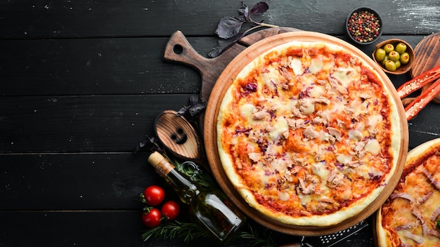 Traditionele pizza met tonijn en groenten bovenaanzicht vrije ruimte voor uw tekst rustieke stijl