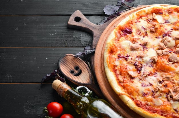 Traditionele pizza met tonijn en groenten Bovenaanzicht vrije ruimte voor uw tekst Rustieke stijl