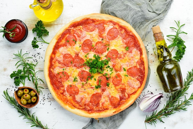 Traditionele pizza paperoni Bovenaanzicht vrije ruimte voor uw tekst Rustieke stijl