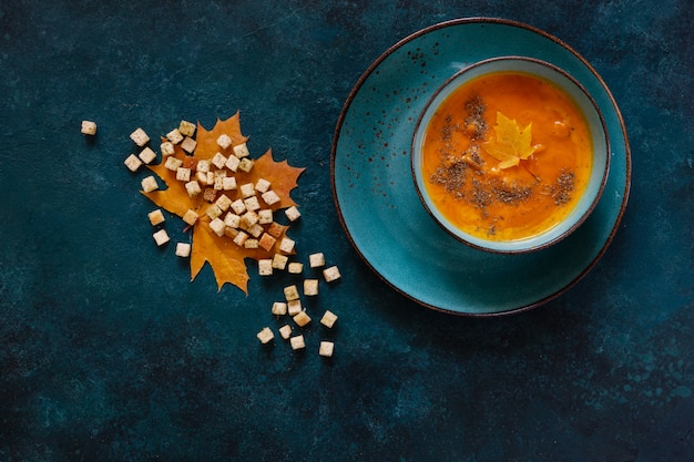 Traditionele pompoen zelfgemaakte roomsoep met croutons en tijm