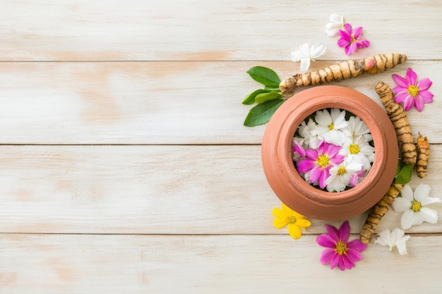 Traditionele Pongal-pot versierd met bloemen ter viering van het oogstfeest