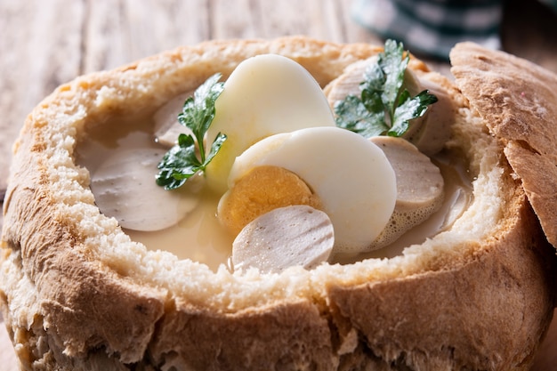 Traditionele Poolse soep op houten tafel