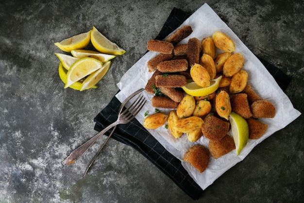 Traditionele Portugese snacks op plaat