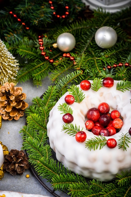 Traditionele puddingtaart op feestelijke kersttafel