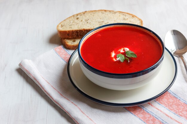 Traditionele rode bietensoep - borsch. Vegetarisch dieet voedsel