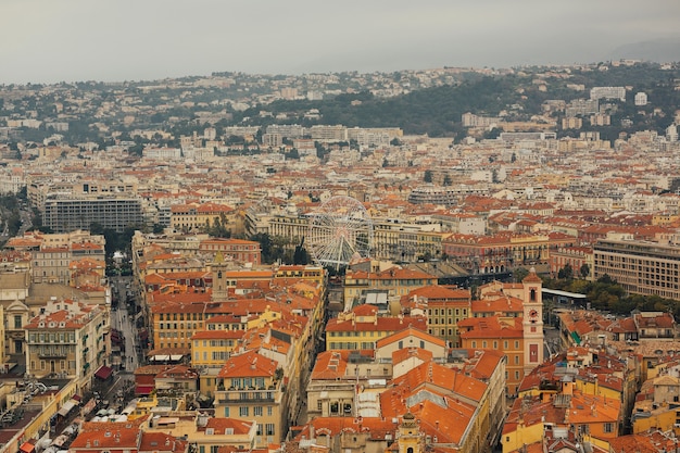 Traditionele rode daken, huizen en architectuur in Nice. Cote d'Azur Frankrijk.