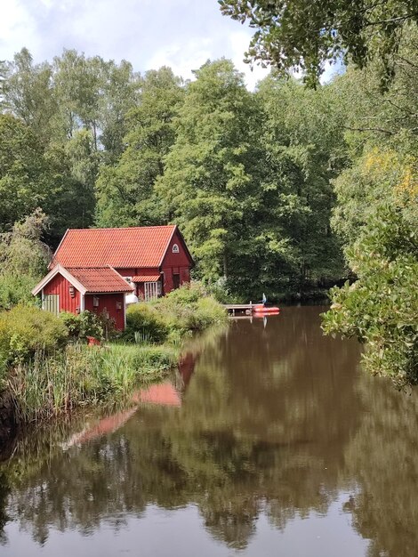 Foto traditionele rode en witte houten huisjes op het platteland van smaland, zweden