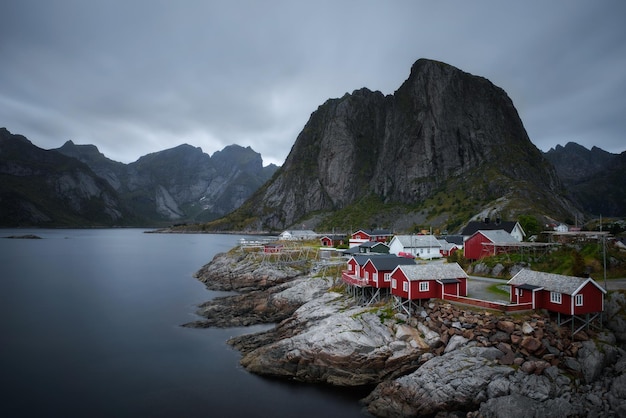 Traditionele rode rorbu huisjes in Hamnoy dorp Lofoten eilanden Noorwegen