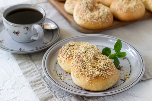 Traditionele Roemeense en Moldavische zoete broodjes in de vorm van acht met honingglazuur en nootkruimels.