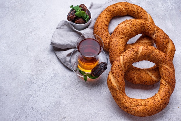 Traditionele ronde Turkse bagelsimit met sesam