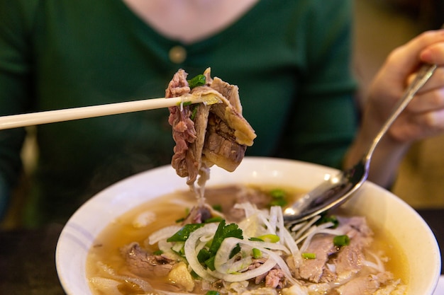 Foto traditionele rundvlees combinatie pho rijst noedel met rundvlees ingewanden ui en koriander eten met ch