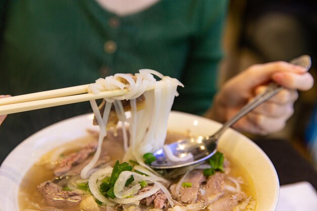 Foto traditionele rundvlees combinatie pho rijst noedel met rundvlees ingewanden ui en koriander eten met ch