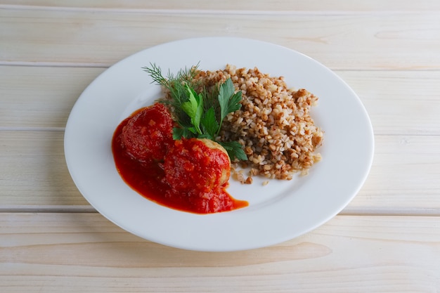 Traditionele russische gehaktballetjes met boekweit en tomatensaus