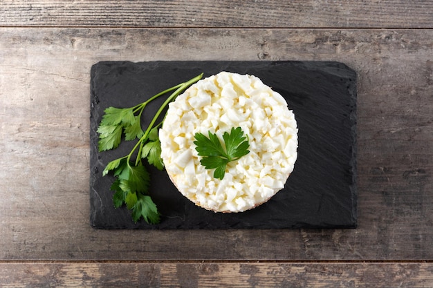 Traditionele Russische gelaagde salade Mimosa