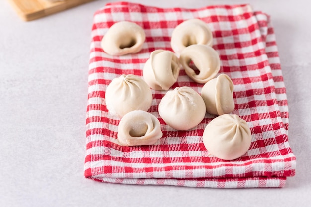 Traditionele Russische handgemaakte knoedels bevroren op de houten lade grijze achtergrond Russische Pelmeni