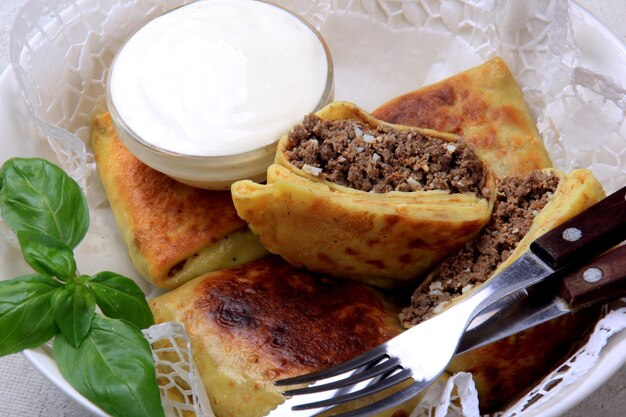 Traditionele Russische pannenkoeken of blini met wrongel. Pannenkoeken gevuld met gehakt of vlees