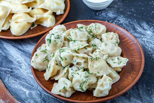 Traditionele Russische pelmeni of ravioli.