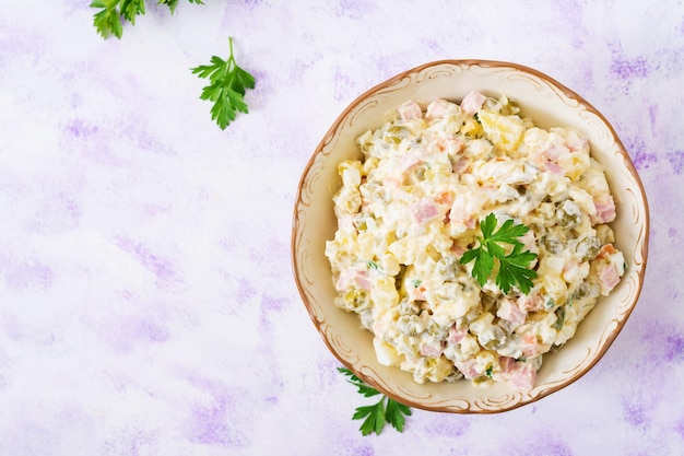 Traditionele Russische salade Olivier Nieuwjaarssalade feestelijke salade Topbeeld